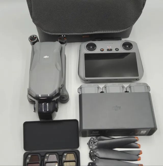 DJI Air 3S com Câmera Dupla - Combo Fly More - Três Baterias - Controle Remoto com Tela