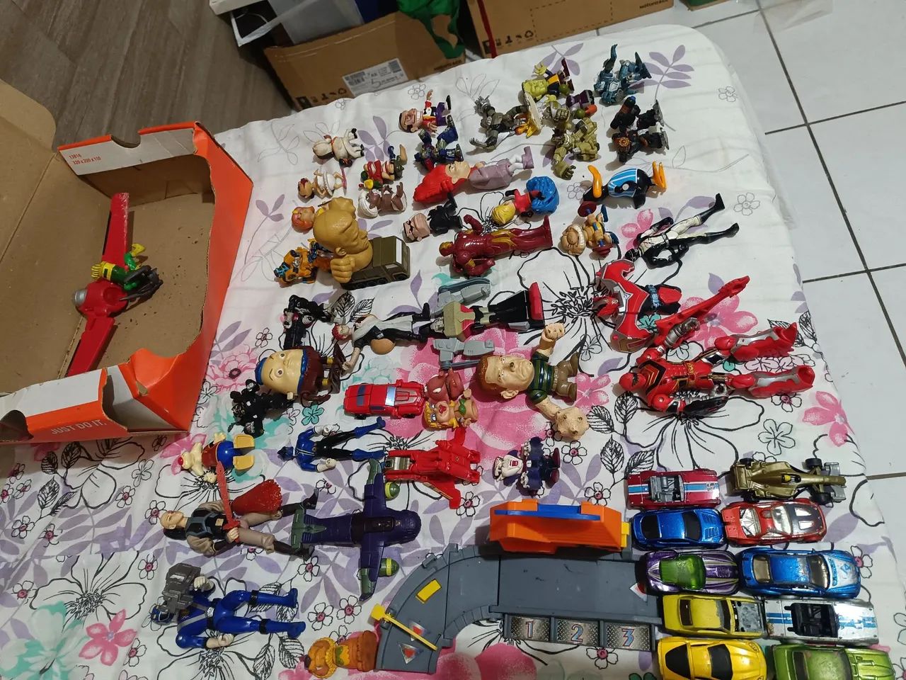 Lote de Carrinhos e bonecos  - Foto 3