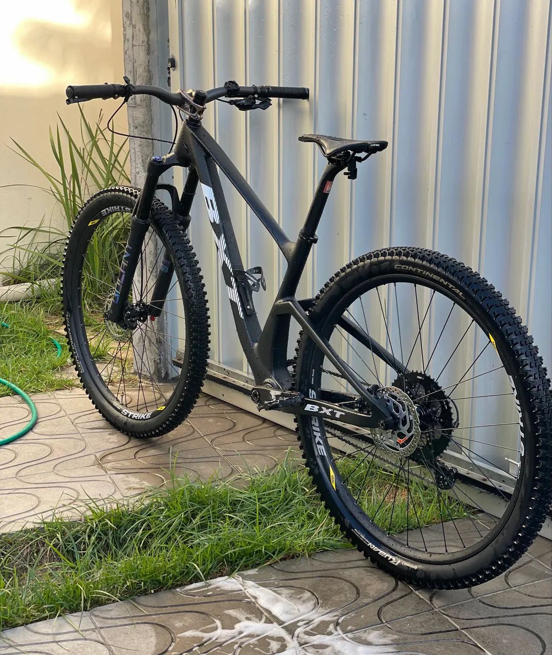 Bicicleta BXT Carbono 12v Shimano - estado de nova, pouco usada.