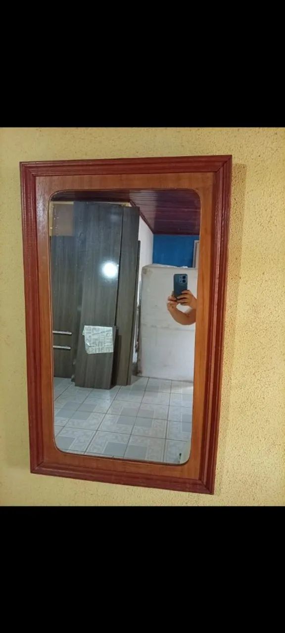 Espelho com borda de madeira