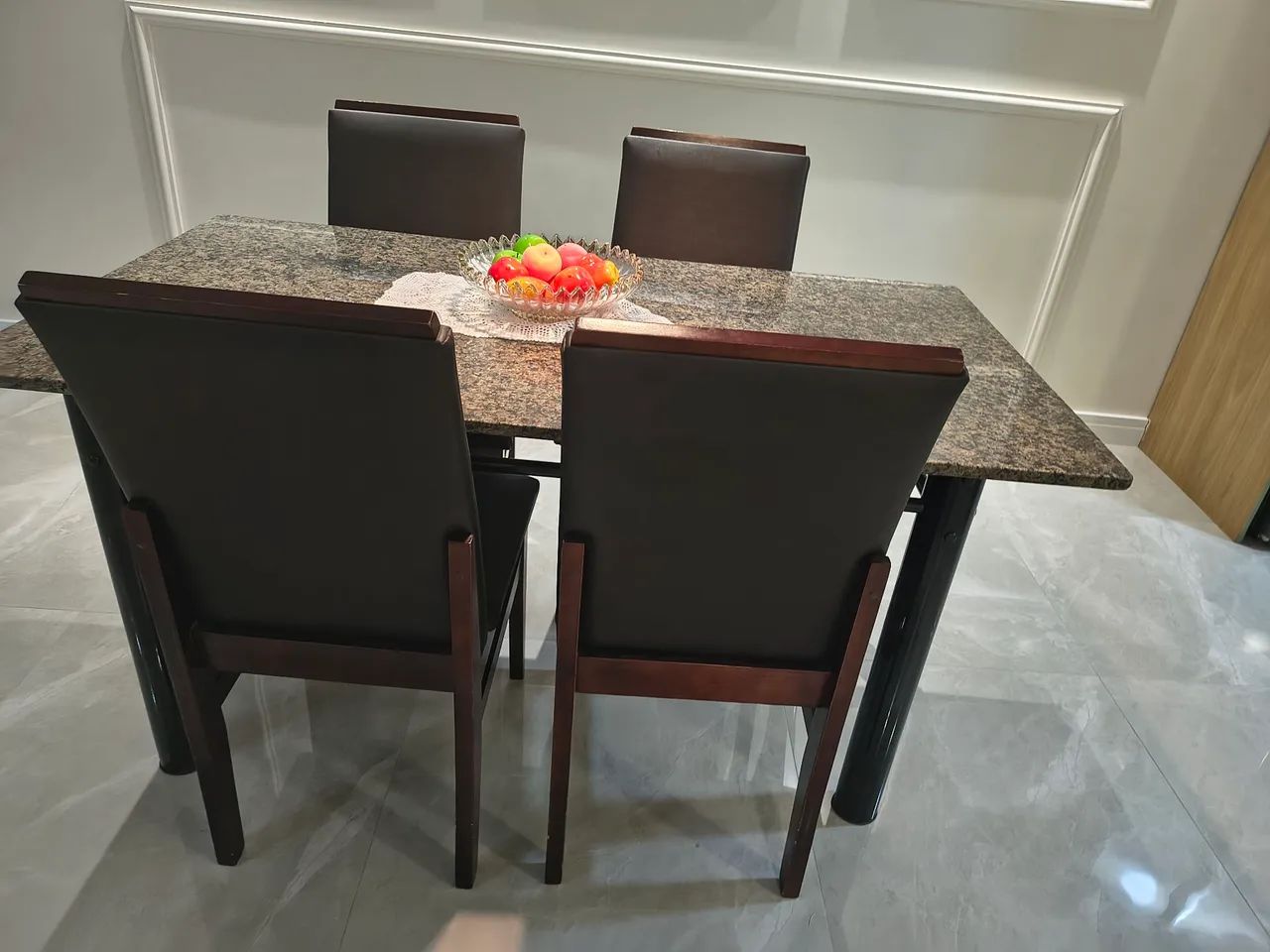 Mesa, tampo de mármore, 4 cadeiras - Foto 2