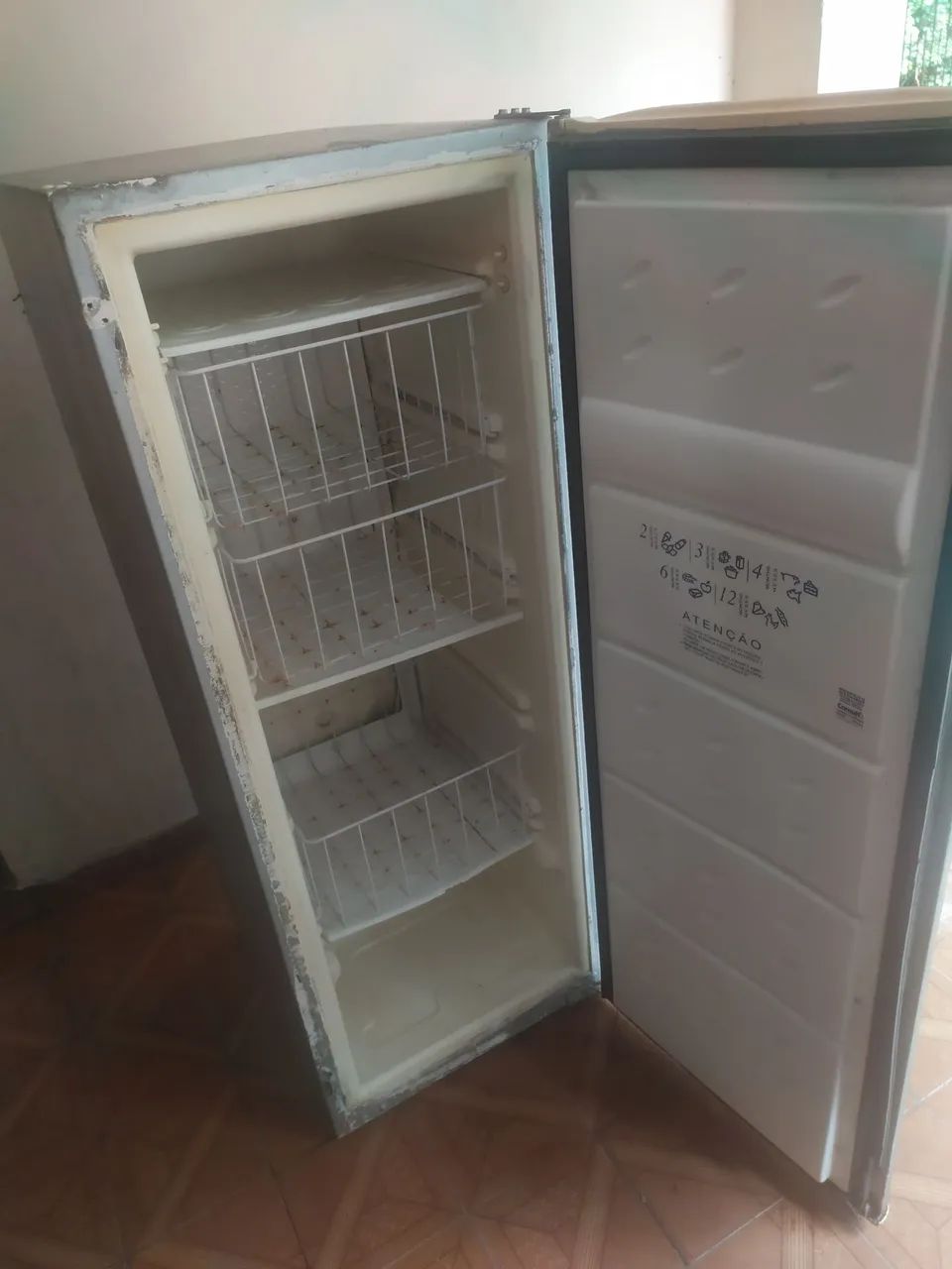  Freezer Vertical Antigo - Funcionando Perfeitamente - Econômico - Foto 2