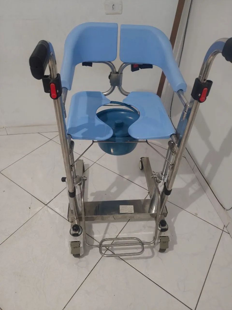 Cadeira de rodas banho e alimentação  - Foto 4