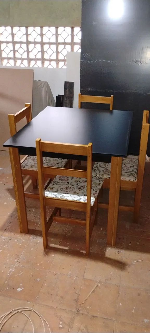 Mesa e Cadeiras