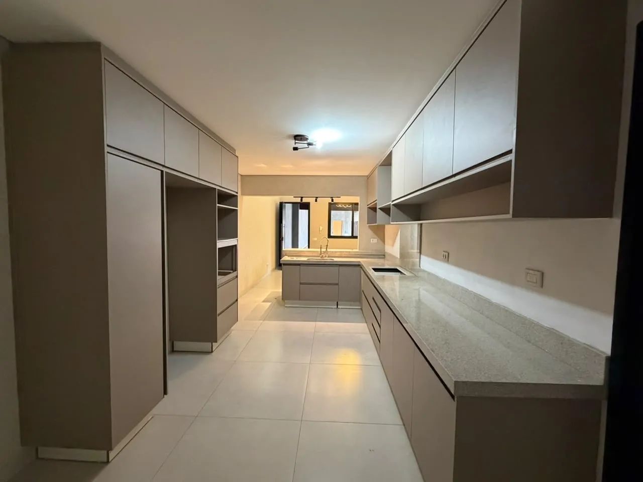 OPORTUNIDADE!! Casa belíssima e espaçosa  - Foto 5
