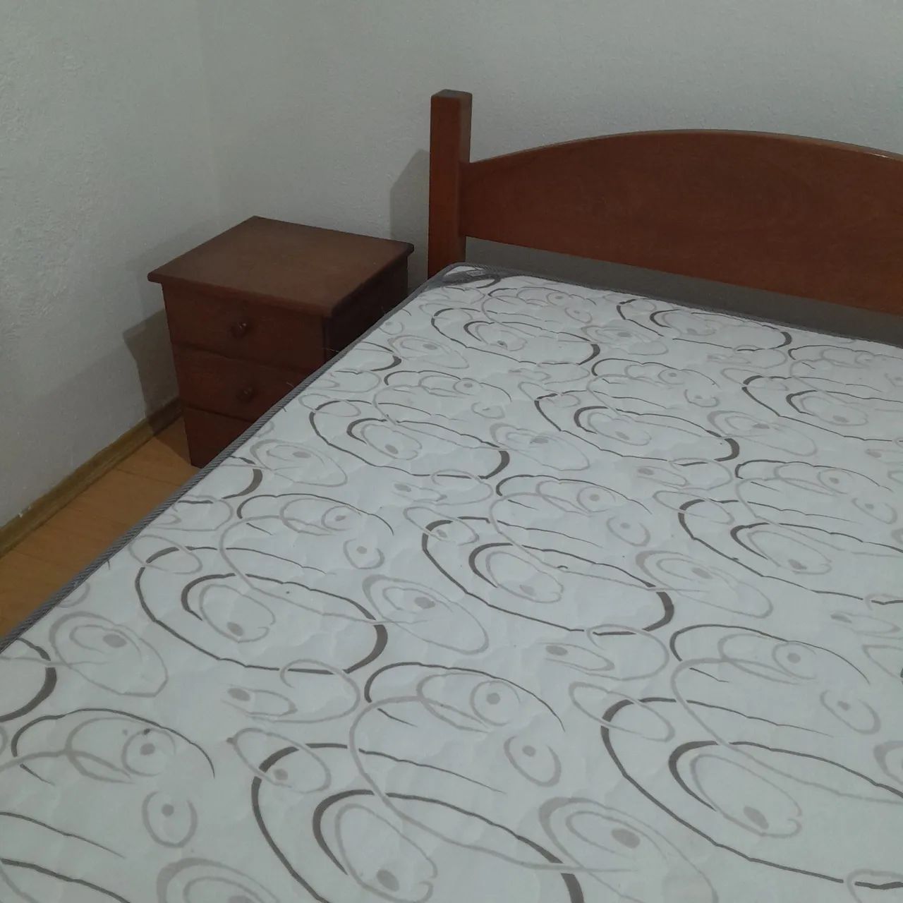 CAMA DE CASAL COM COLCHÃO E CRIADOS