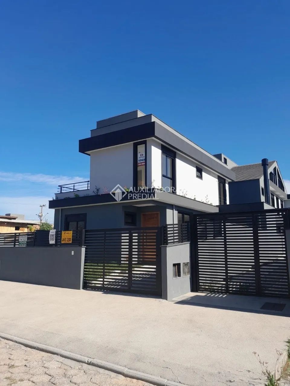 Linda Casa de 2 Pisos com 3 Quartos e Suíte - Foto 2