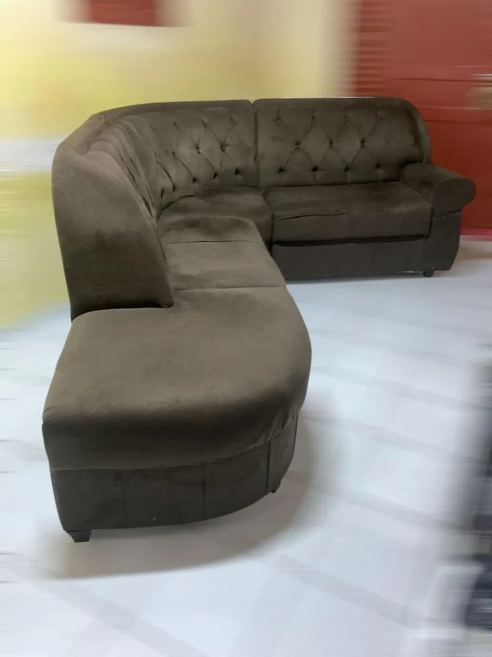 Sofá de Canto 5 Lugares em Capitonê - Suede Marrom - Foto 5