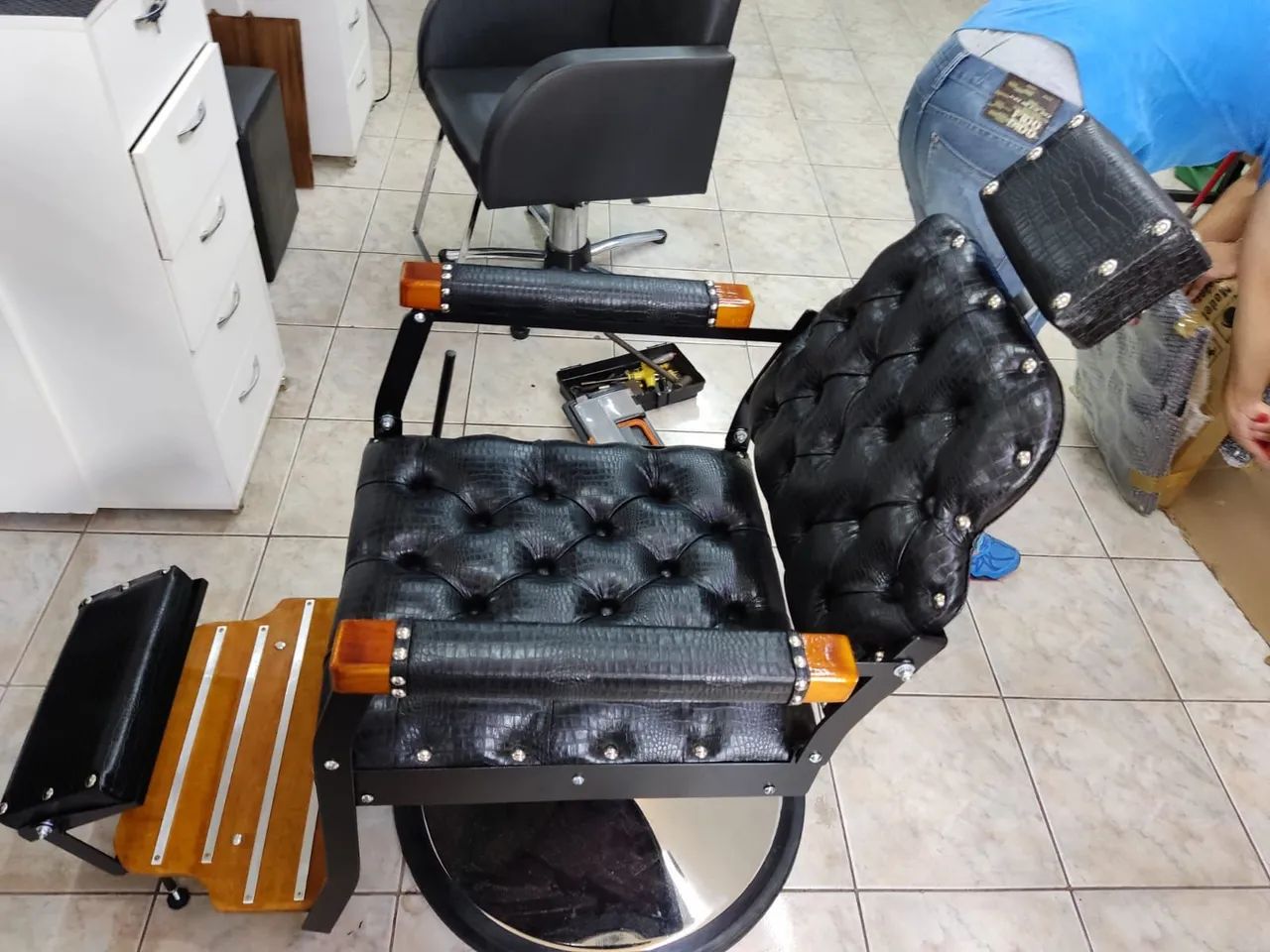 Vendo cadeiras para salão muito novas  - Foto 4