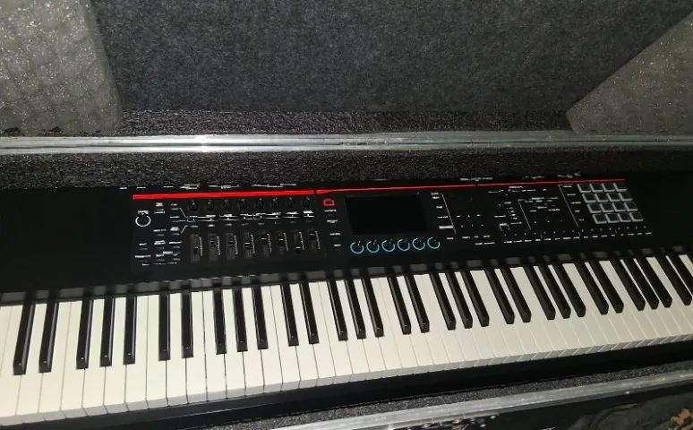 TECLADO MUSICAL FANTOM 8