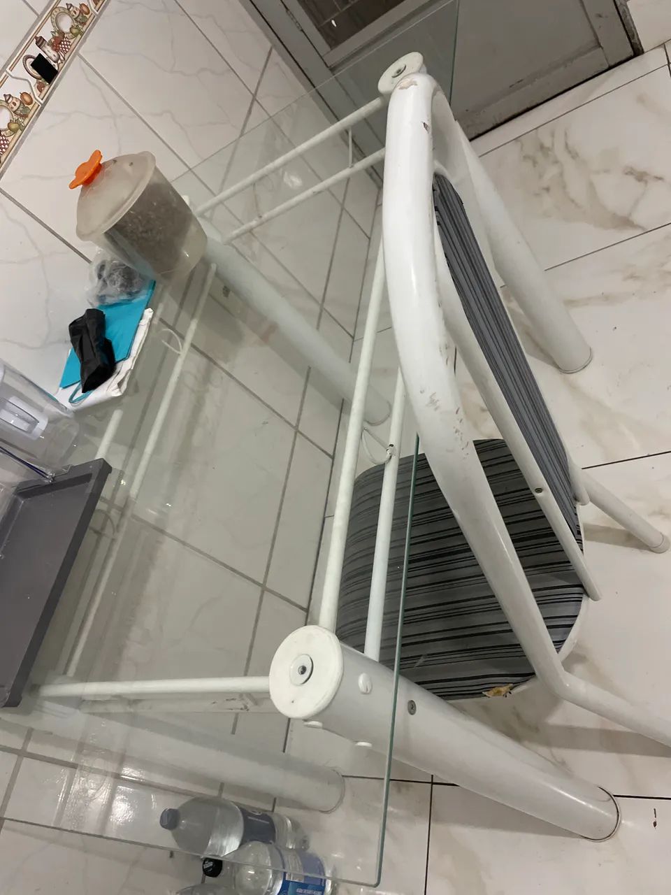 Mesa com 4 cadeiras 