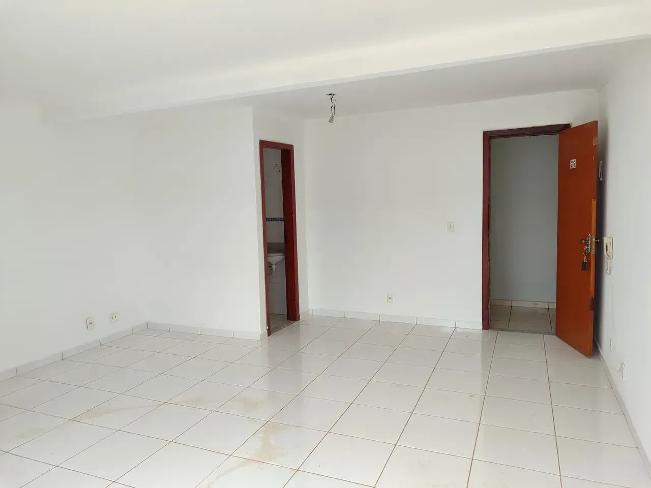 Sala comercial para aluguel com aproximadamente 45m² e 2 banheiros, próxima ao centro de V - Foto 4
