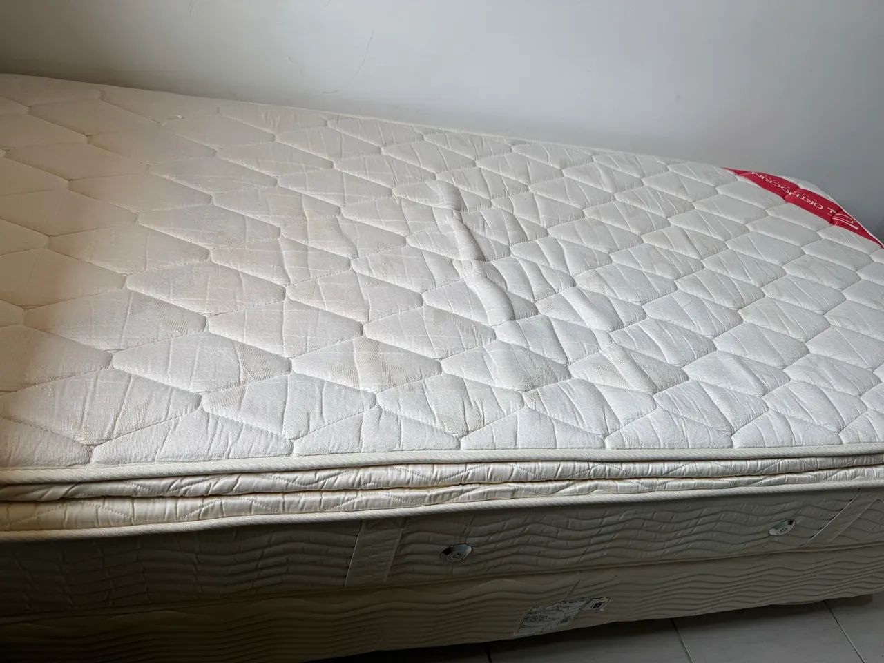 Cama e colchão 