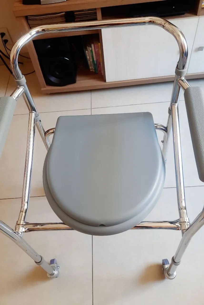 Cadeira de rodas para Banho em Inox com Reservatório - Quase Nova! - Foto 2