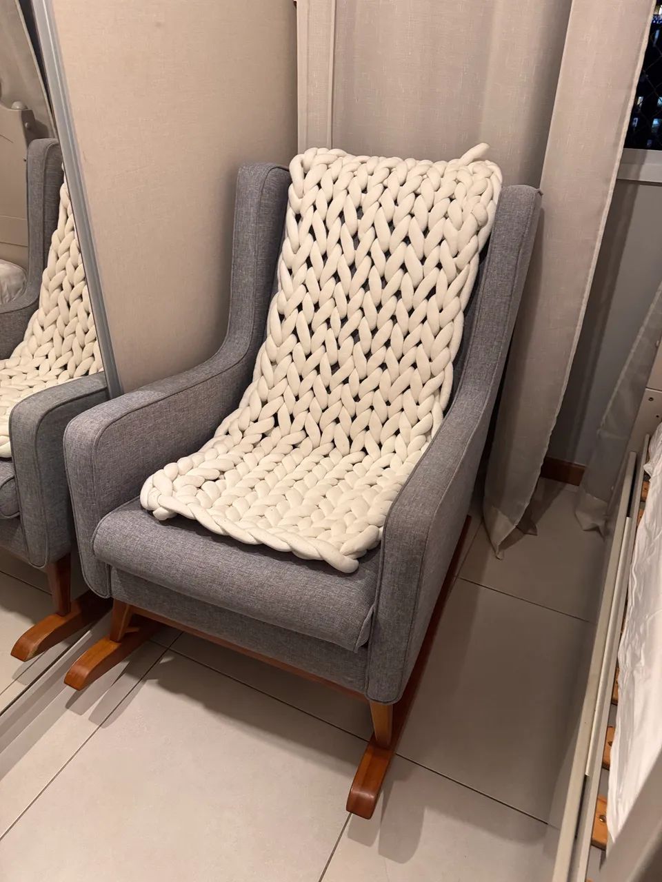 Poltrona de Amamentação Wind com Balanço - Design Retrô - Ótimo Estado