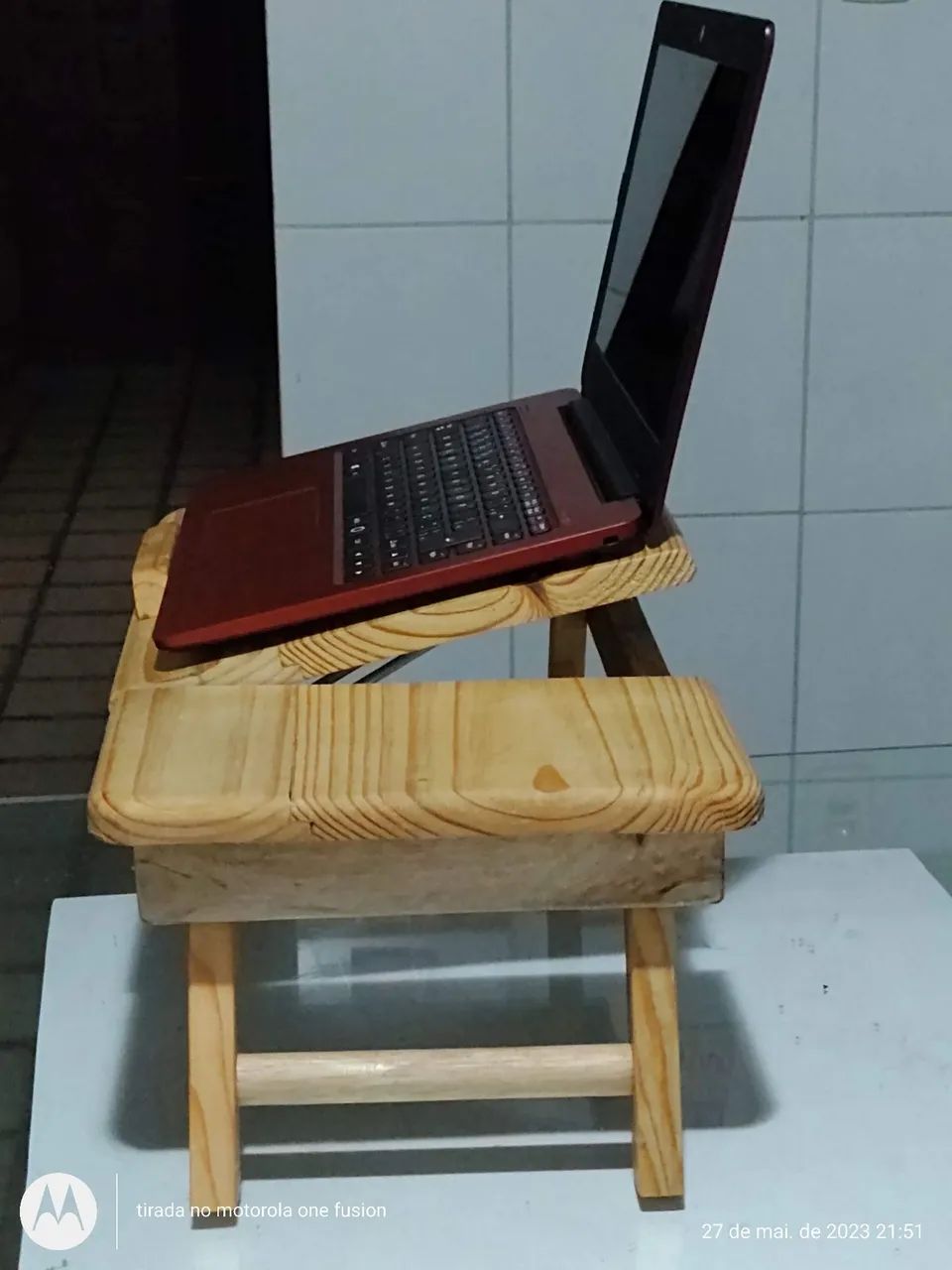Mesa para notebook em pinus 