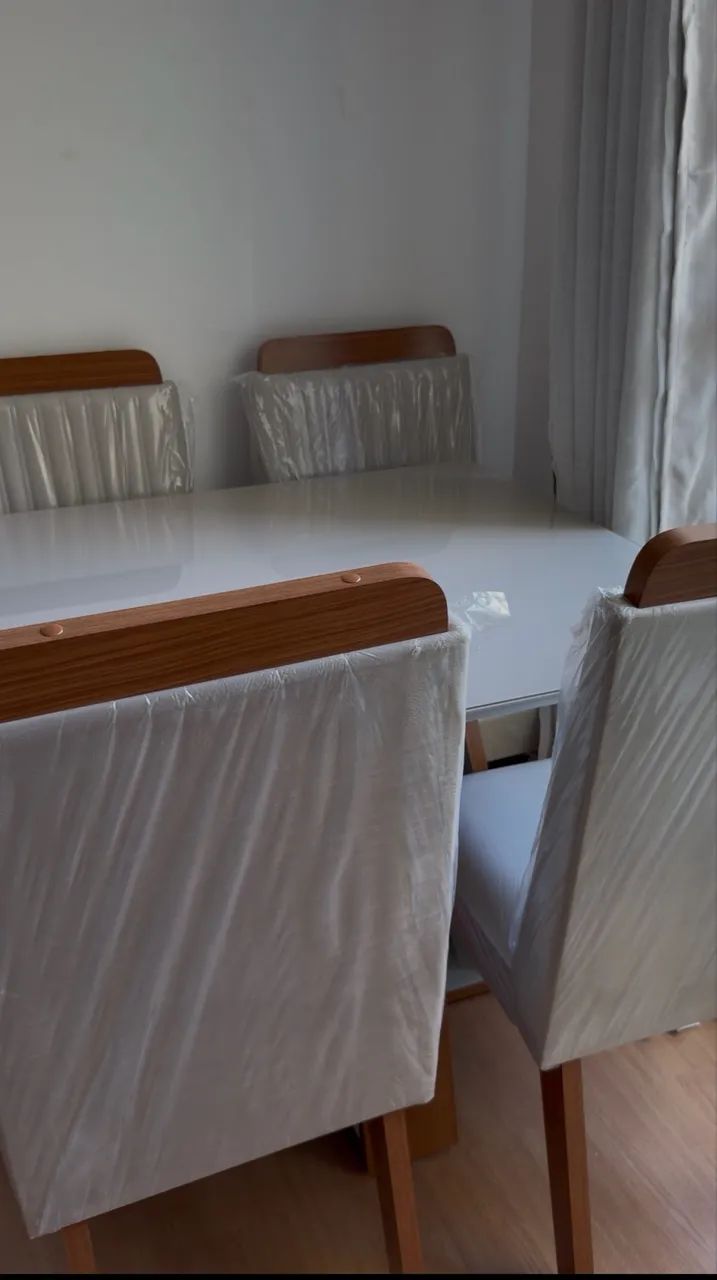 MESA COM 4 CADEIRAS 