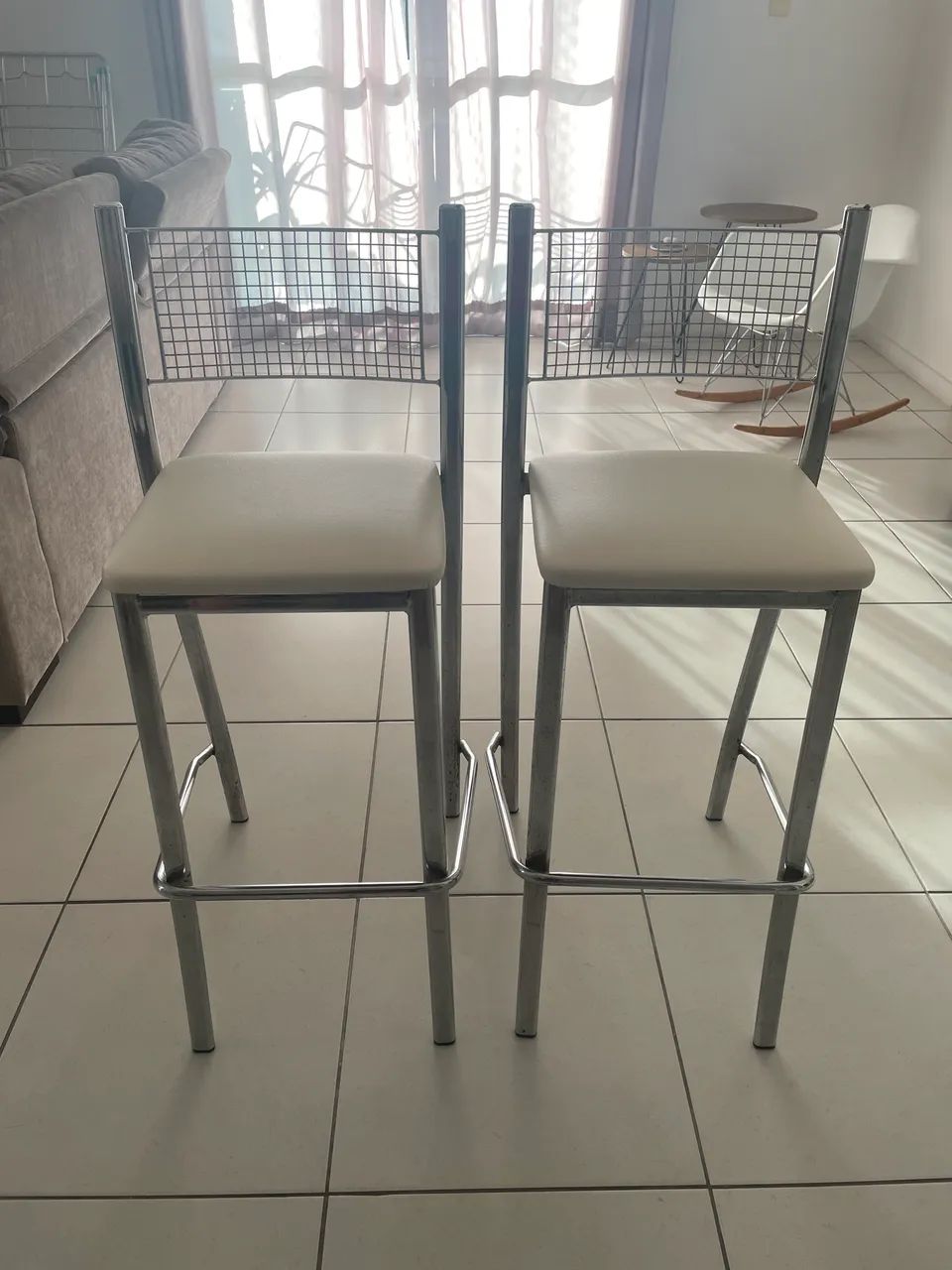 Kit com 2 Banquetas Estofadas Brancas - Foto 4