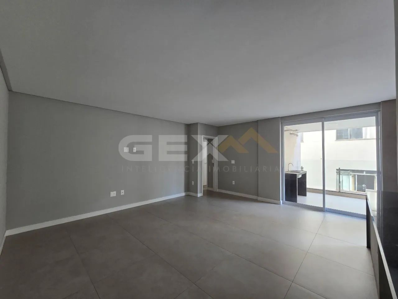 Apartamento à venda no Centro, 3 quartos, 2 suítes e 3 vagas.