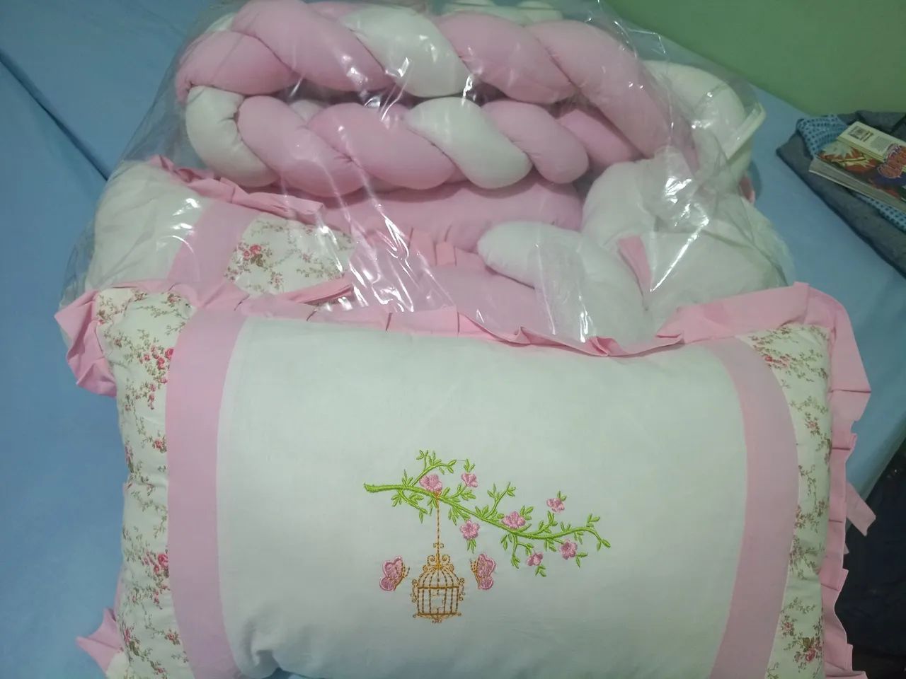 Vendo kit berço completo(enxoval) para menina. 