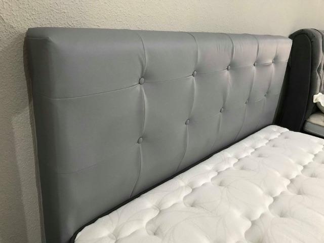 Cabeceira Estofada Duquesa Queen Size em Courino ou Suede - Foto 4