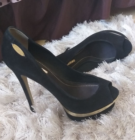 salto alto preto com dourado