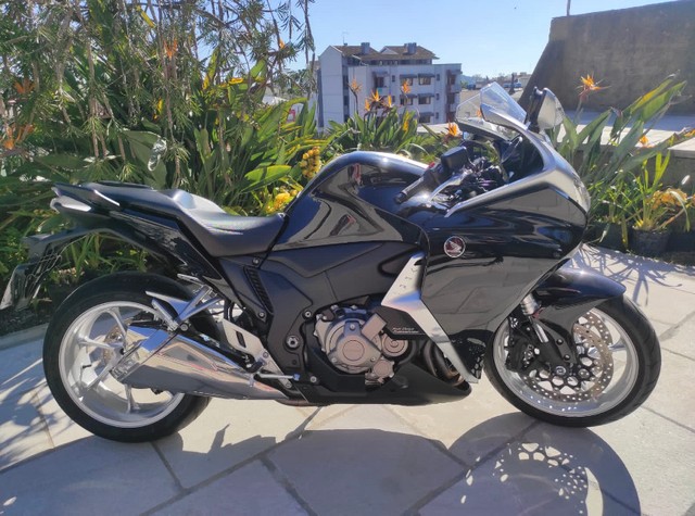 HONDA VFR 1000F COM 12.000KM IMPECÁVEL