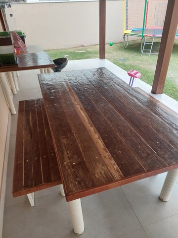 Vendo mesa de madeira de demolição  com dois bancos  - Foto 4