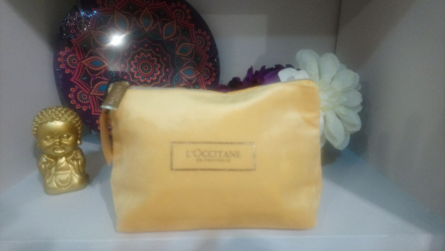 Necessaire L'Occitane dourado de veludo ouro 