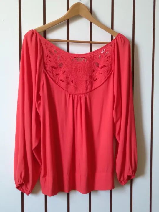 Blusa feminina vermelha com renda mangas longas e bufantes - Foto 2