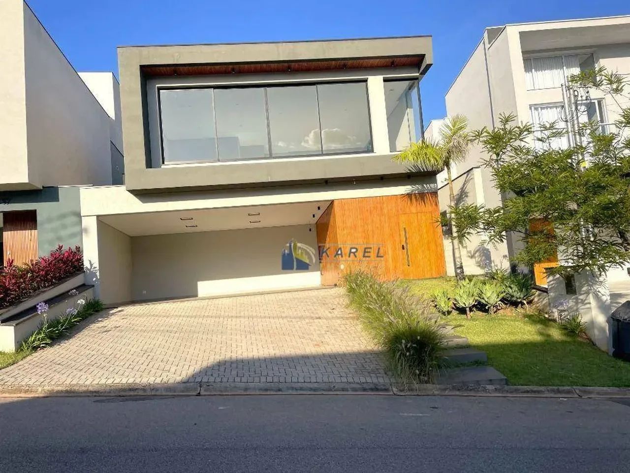 CASA TÉRREA à VENDA com 3 SUITES, PISCINA, ÁREA GOURMET INTEGRADA no Condomínio Tipo Clube