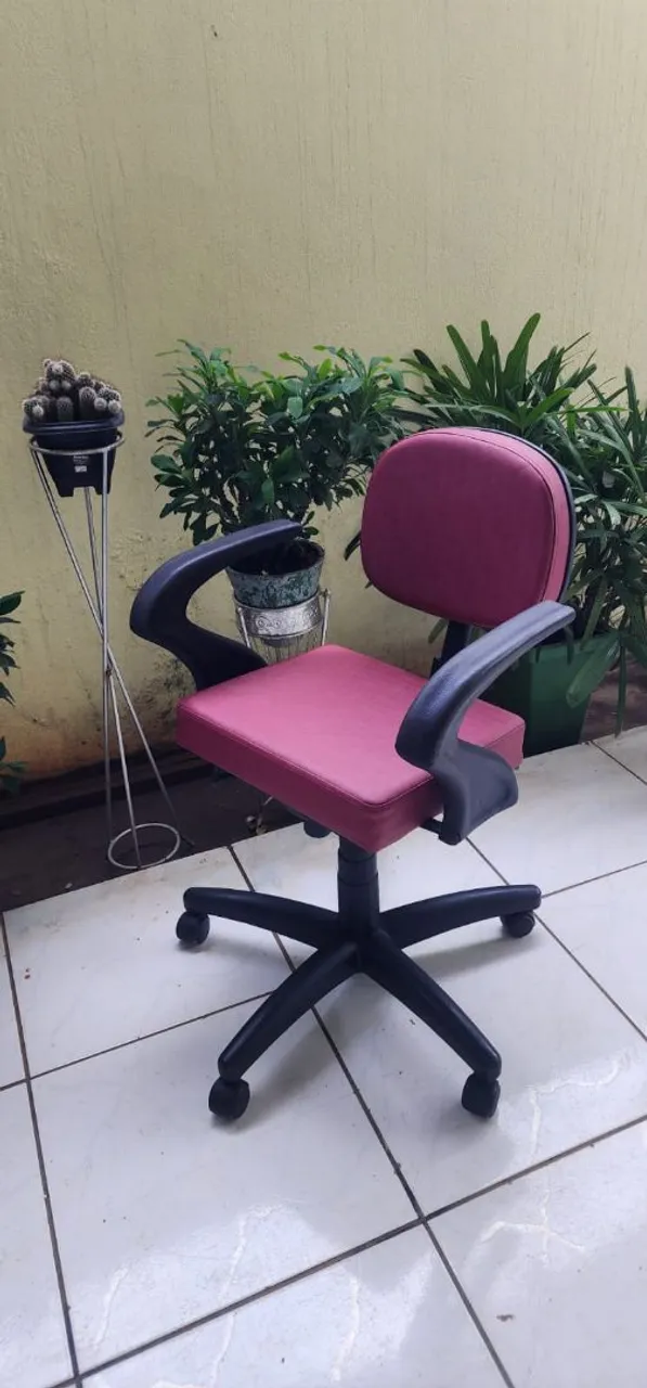 Cadeira de escritório com design moderno e confortável