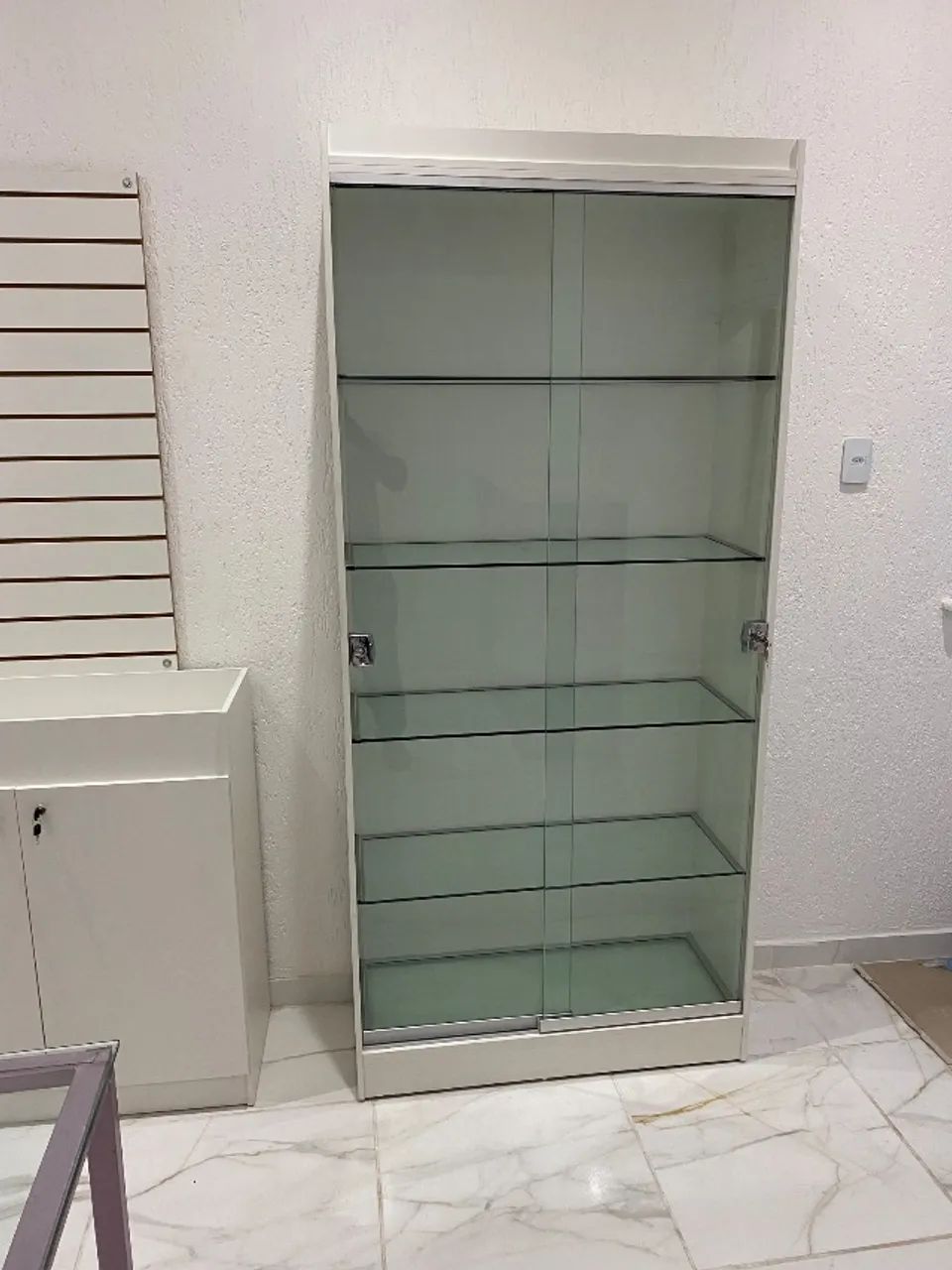 Armário de mdf com vidro temperado