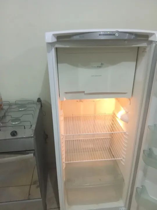 Vendo geladeira frosfree entrego grátis hj 750 reais  - Foto 2