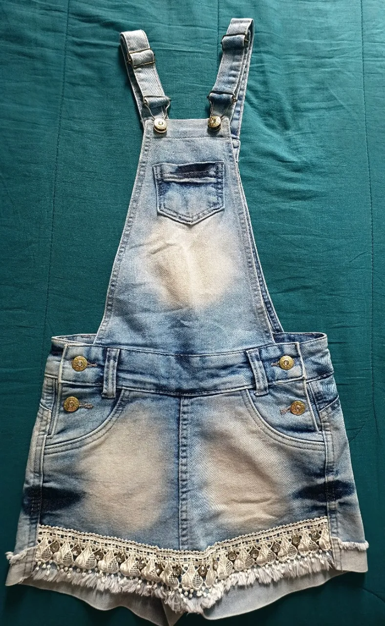 Jardineira sort-saia jeans