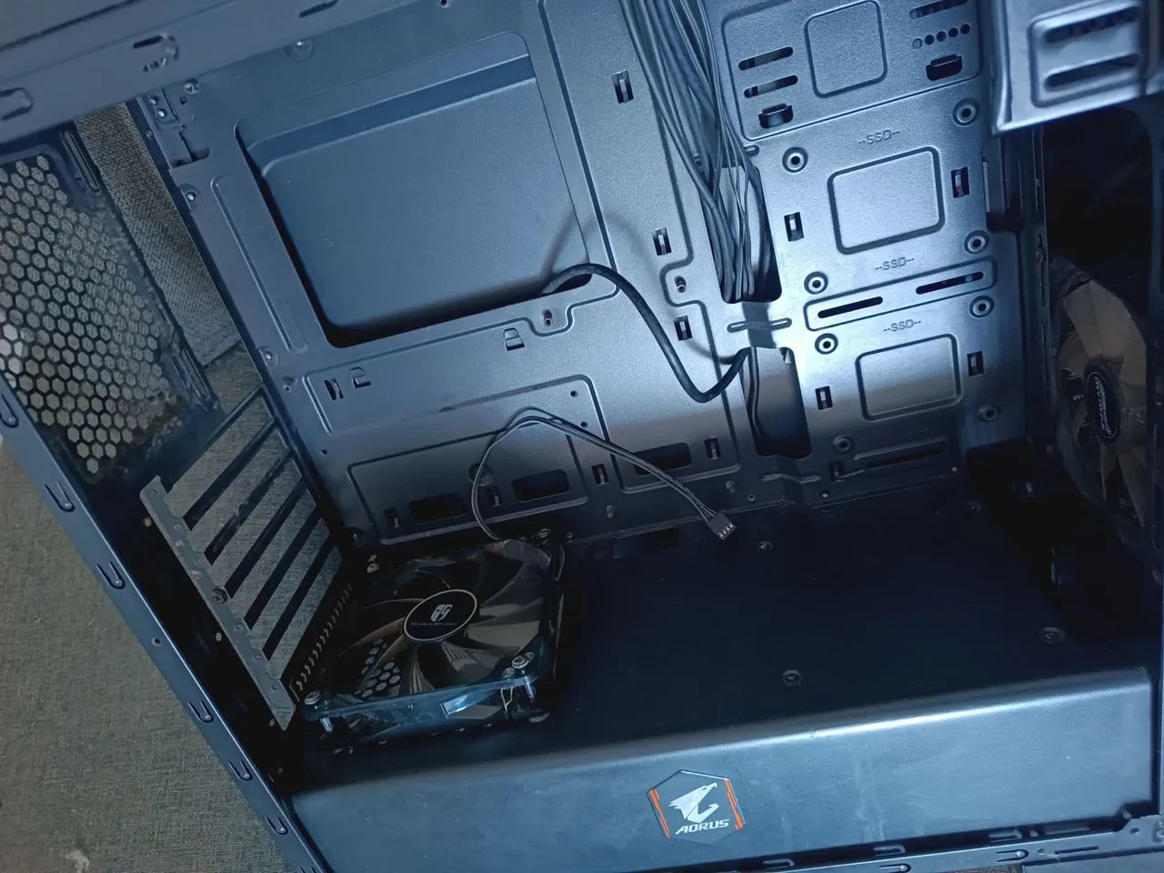 Gabinete Aorus + 3 Fans - Foto 2