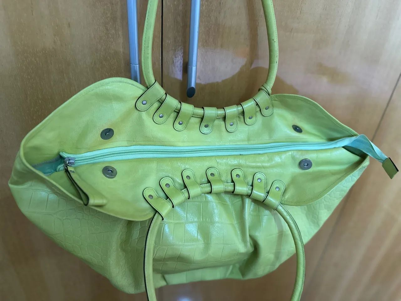 Vendo bolsa de ombro amarelo limão - Foto 5