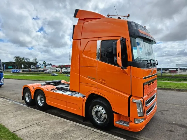 Volvo FH540 6x4 Bug Leve Mola teto alto baixo km Ano 21 carenagem lateral, tv e geladeira