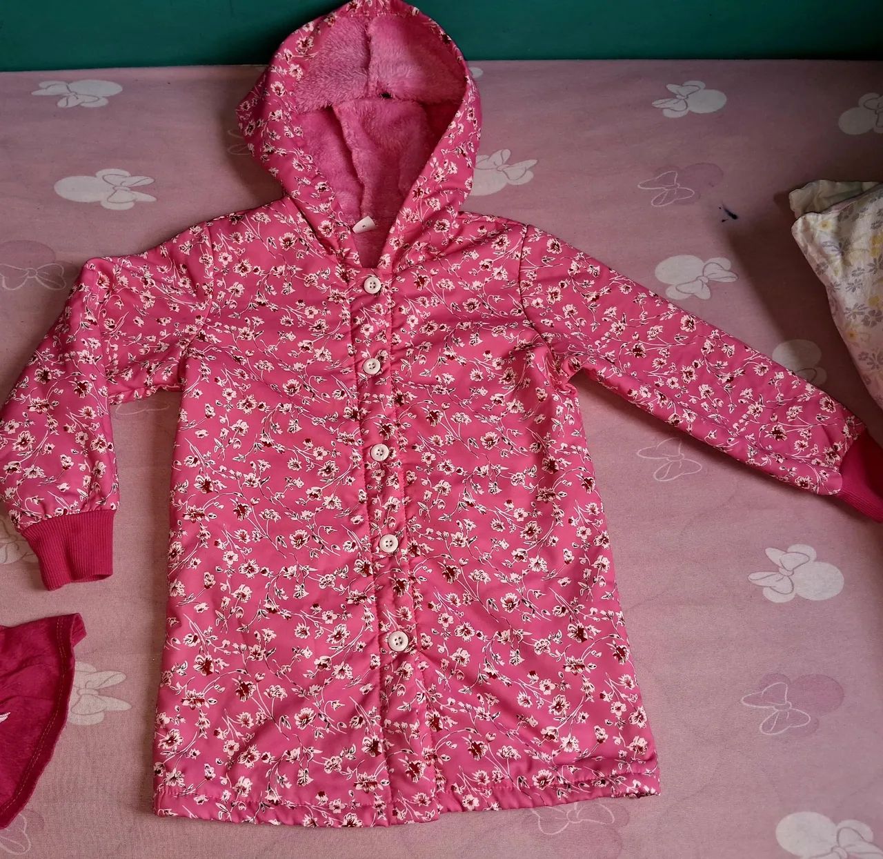 Casaco infantil Rosa com flores Peluciado Semi Novo Tamanho 6 anos 
