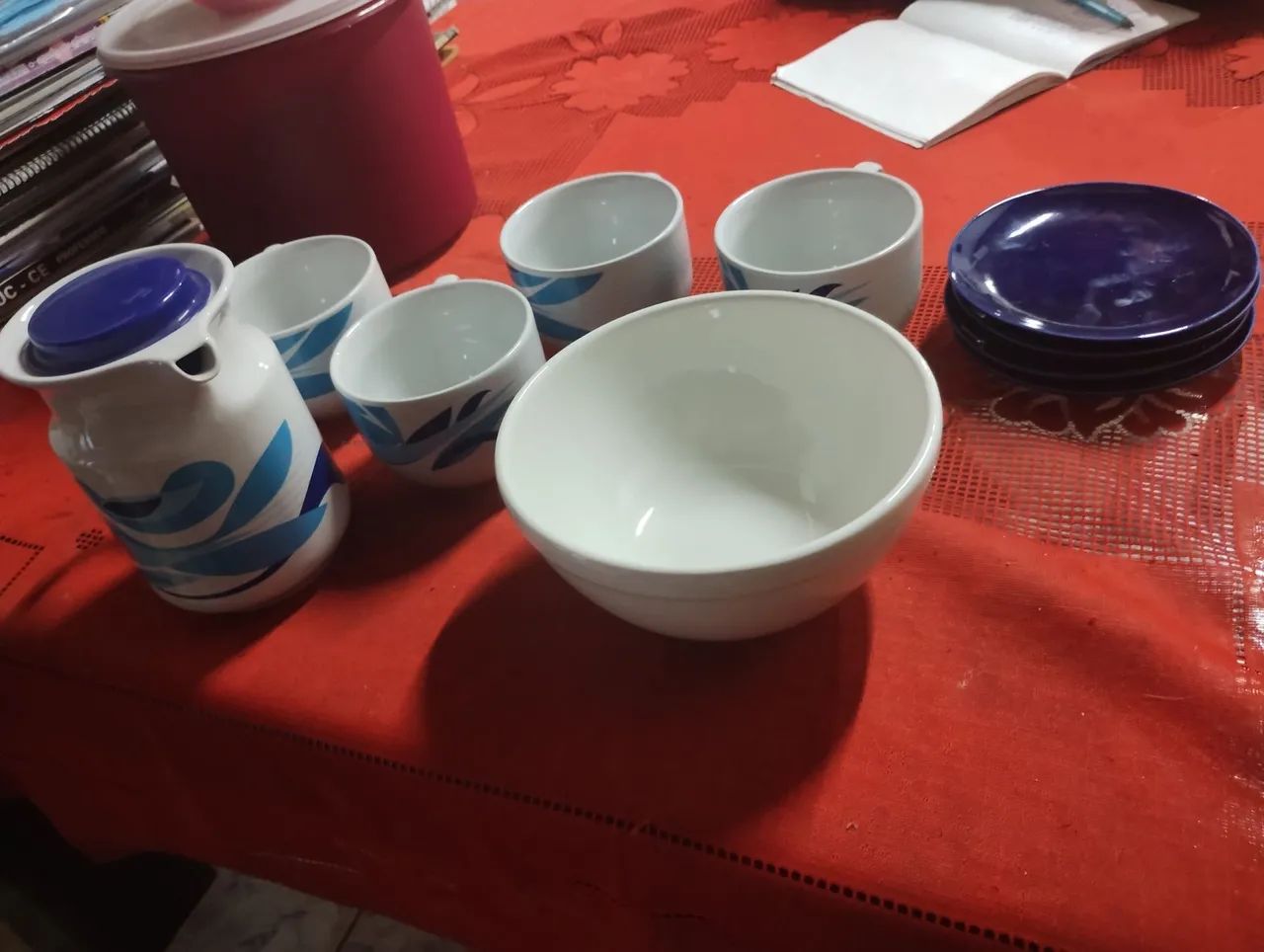 Conjunto de xícaras, pires e jarra de porcelana 