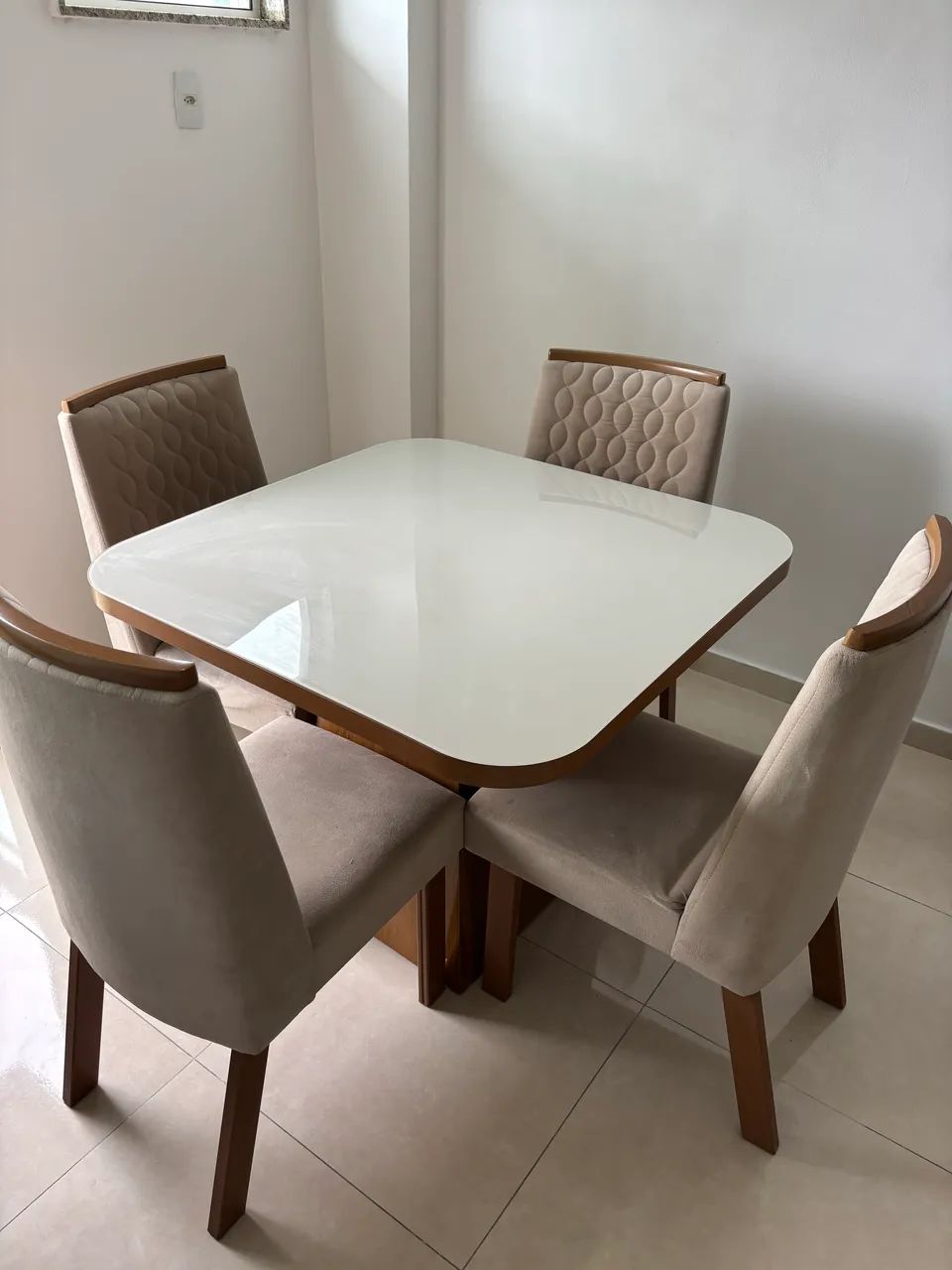 Mesa com 4 cadeiras 64962147034115122