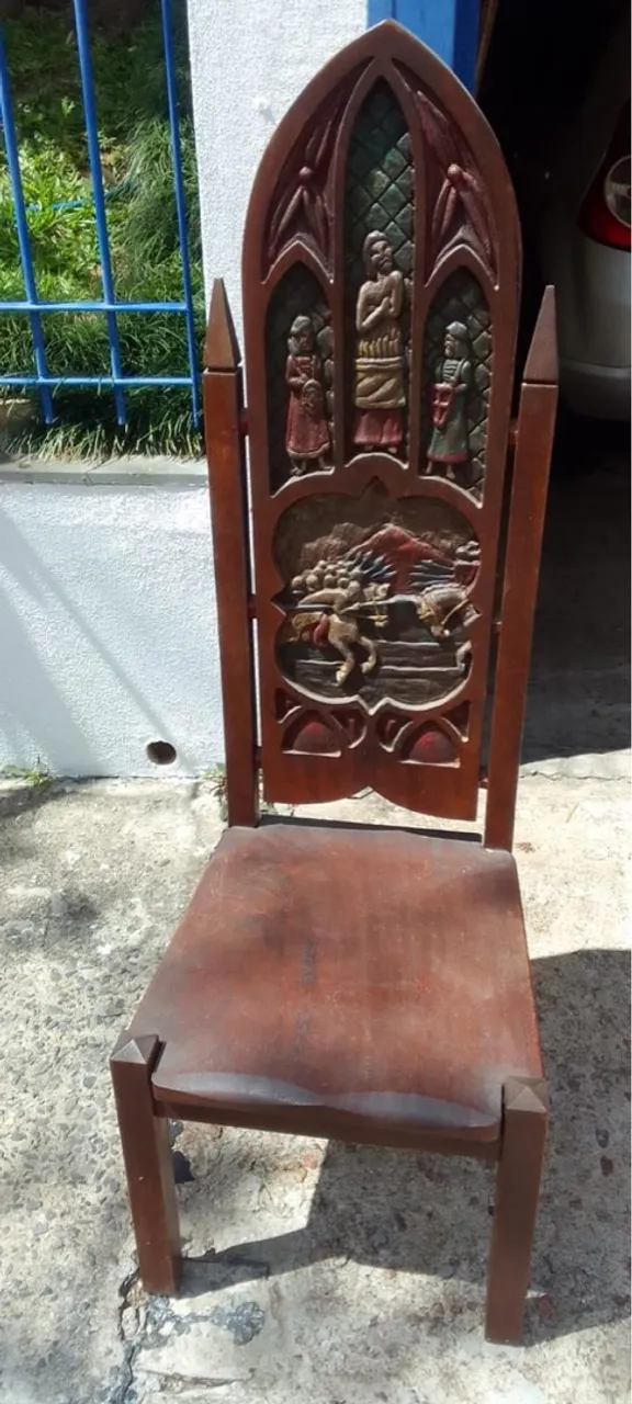 Cadeira de madeira talhada estilo medieval