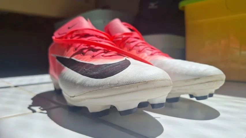 Chuteira Campo NIKE Mercurial Vapor Rosa - Performance e Estilo no Campo