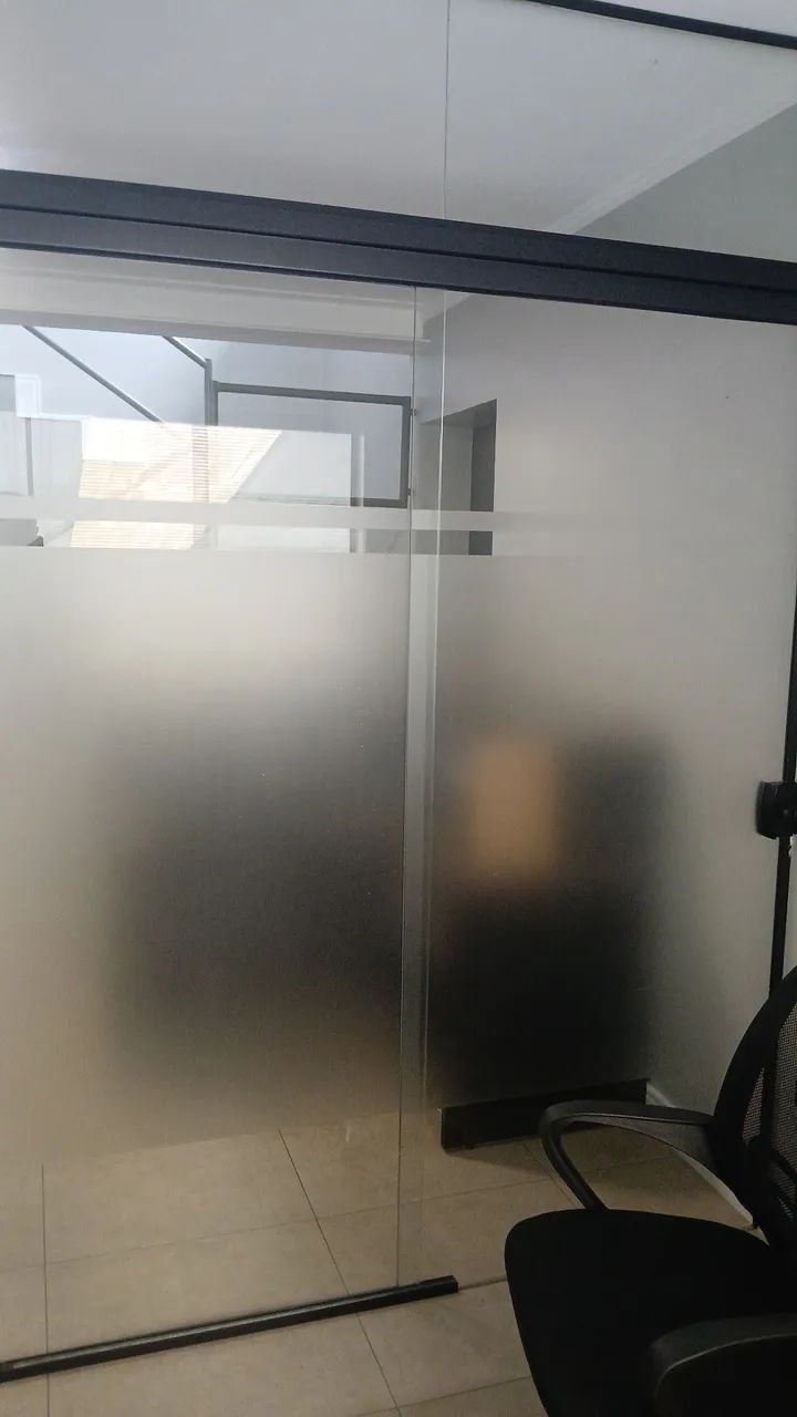 Divisoria de vidro com porta de correr