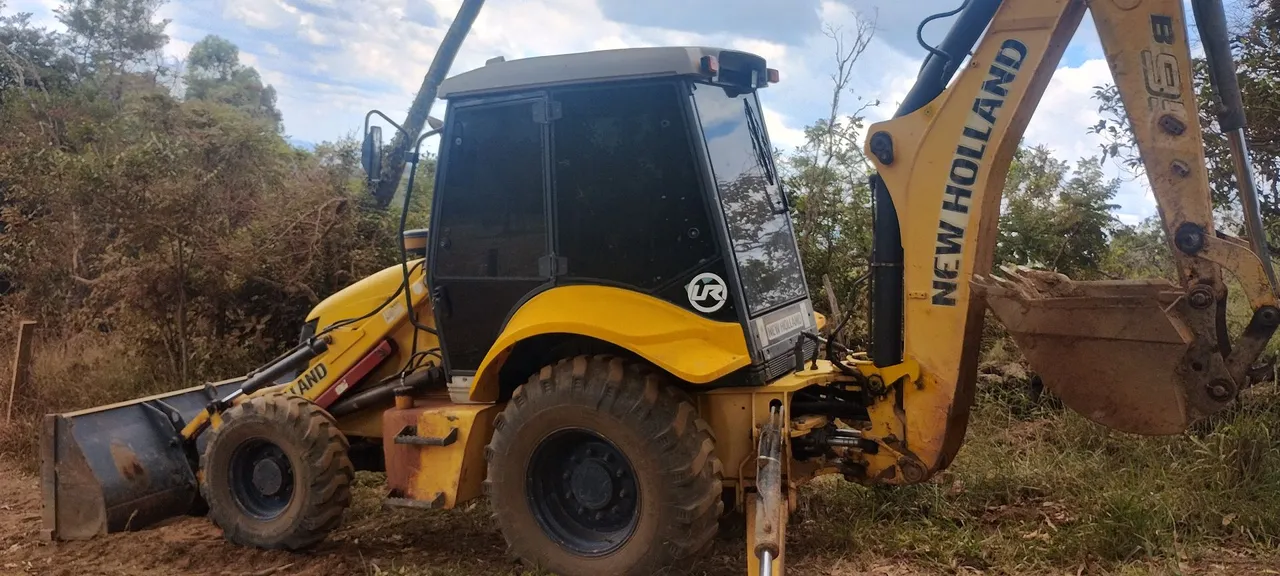Retroescavadeira New Holland b95b 2014