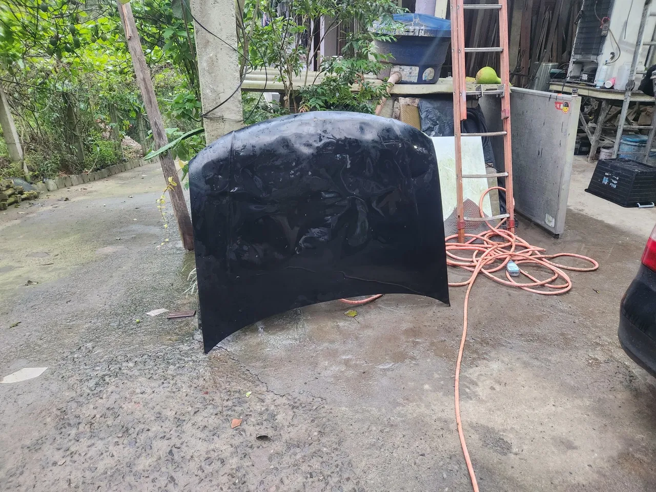 Capô de carro preto