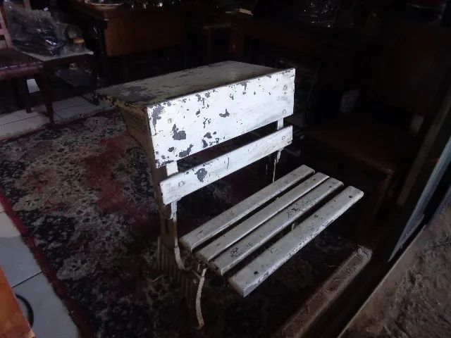 carteira escolar antiga em ferro fundido e madeira - Foto 4
