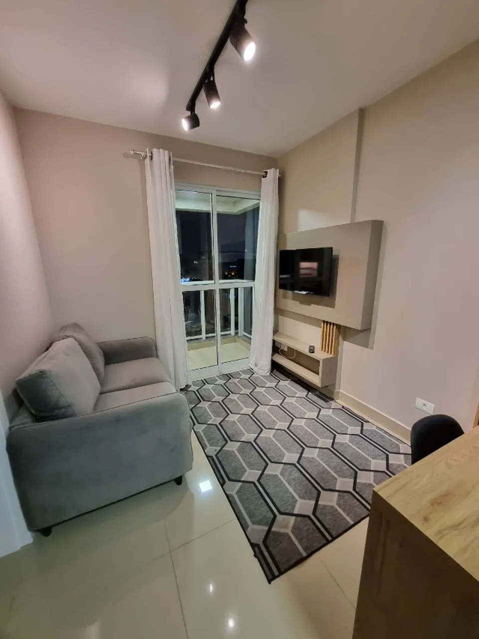 Apto mobiliado no Portão (1 quarto, banheiro, sala e cozinha, sacada com churrasqueira)