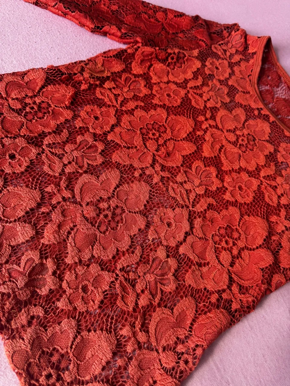 Blusa de Renda Vermelha Floral Elegante