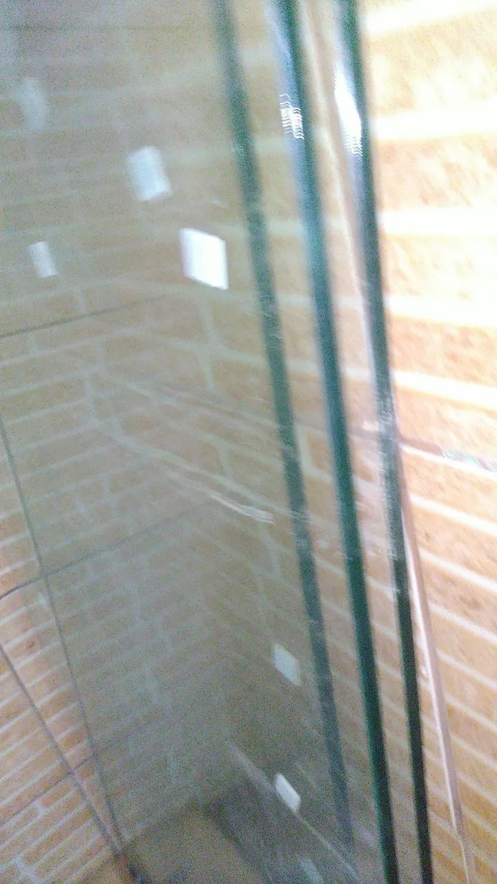 Porta de vidro temperado de giro duplo com todos os acessórios.